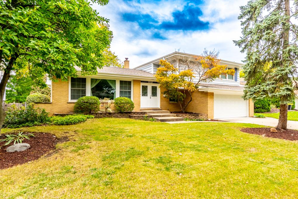 2002 N Eastwood Dr., Arlington Heights, IL 60004