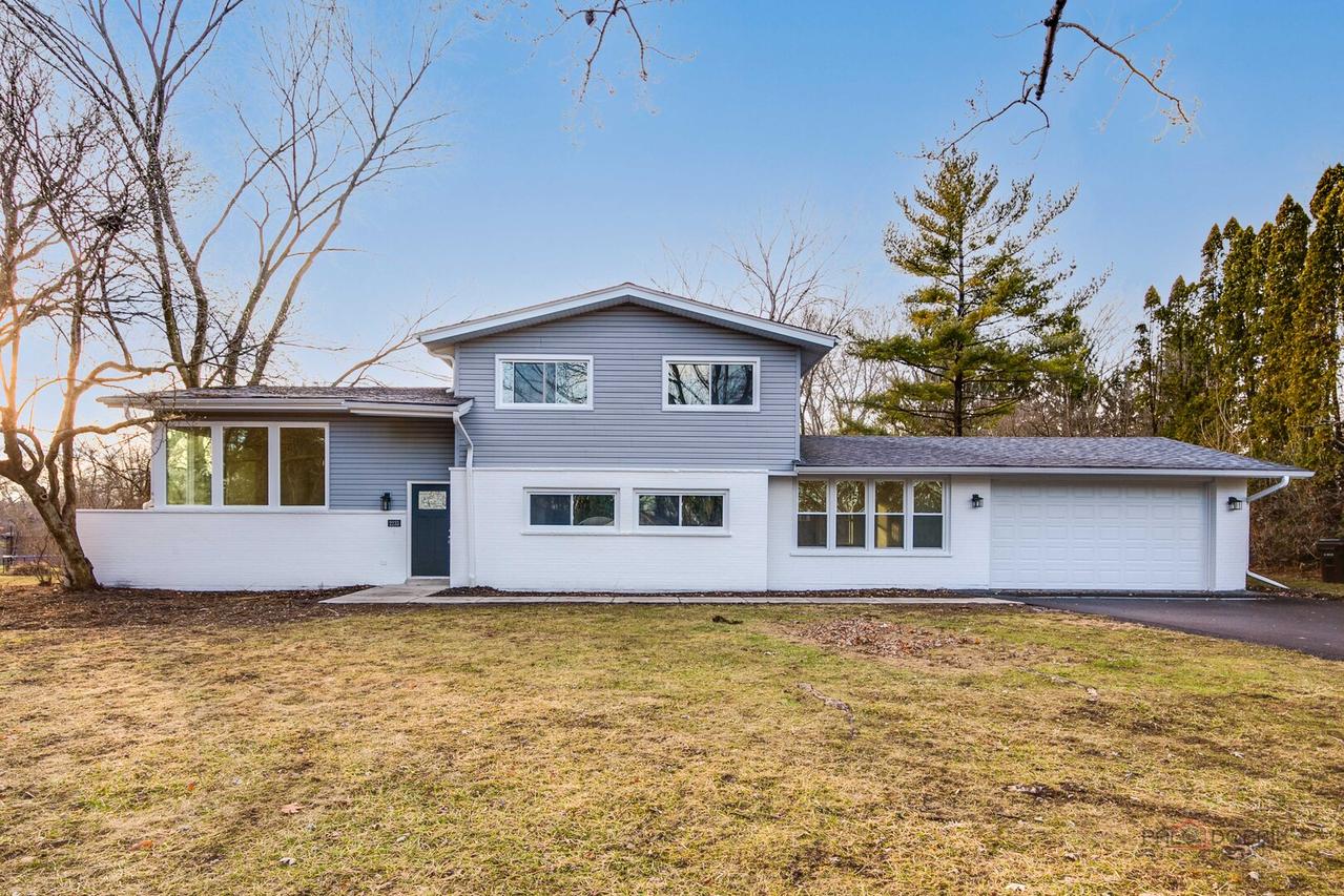 2233 Heathercliff Dr., Green Oaks, IL 60048