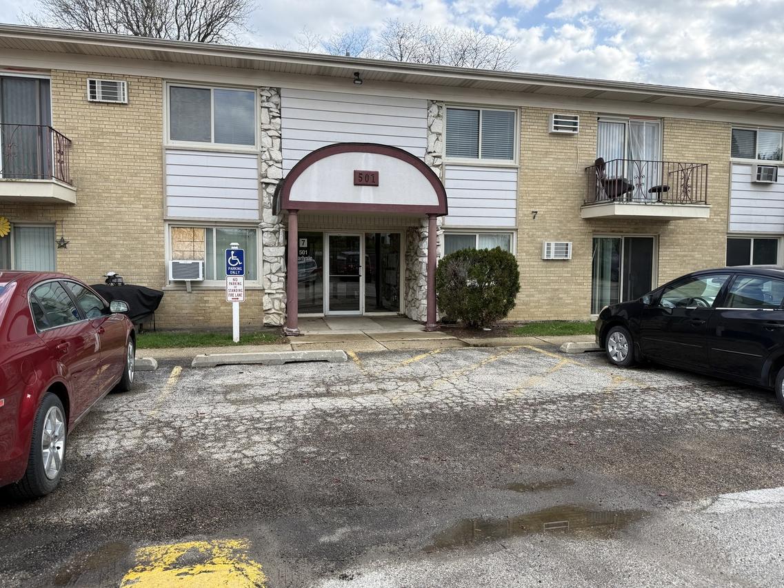 501 Carlysle Dr. #7, Clarendon Hills, IL 60514