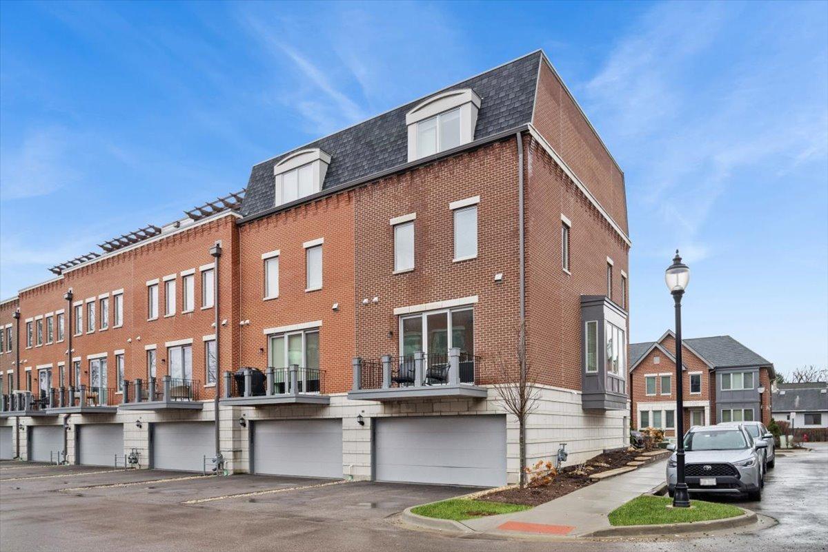 1251 Gateway Ct., Northbrook, IL 60062