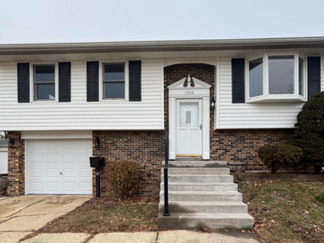 1200 Nippert Dr., Streamwood, IL 60107