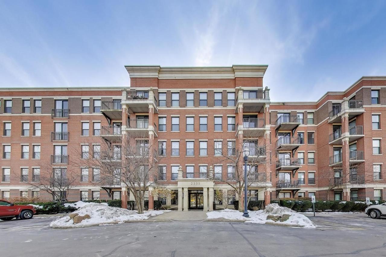 2335 W Belle Plaine Ave. #306, Chicago, IL 60618