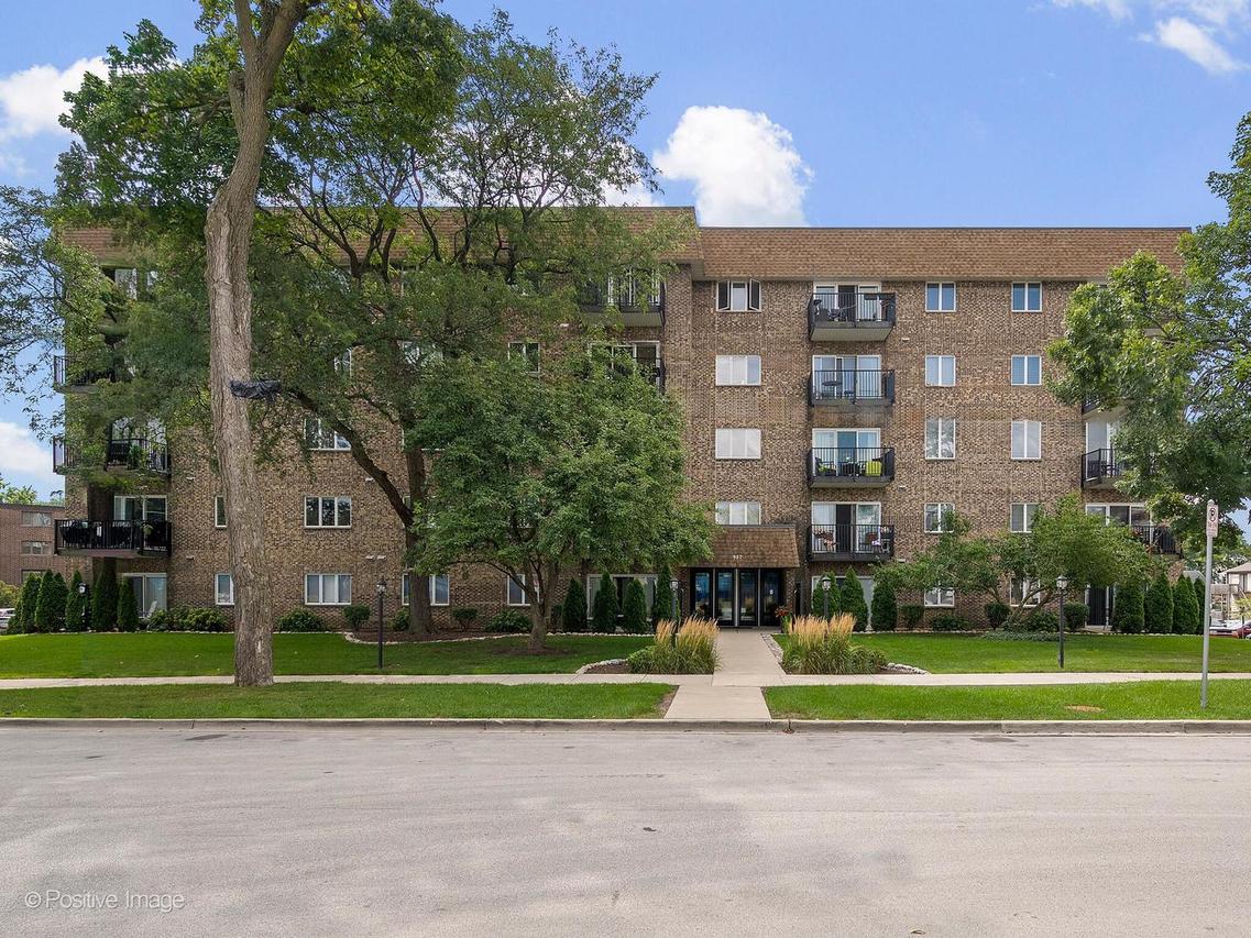 907 Curtiss St. #504, Downers Grove, IL 60515