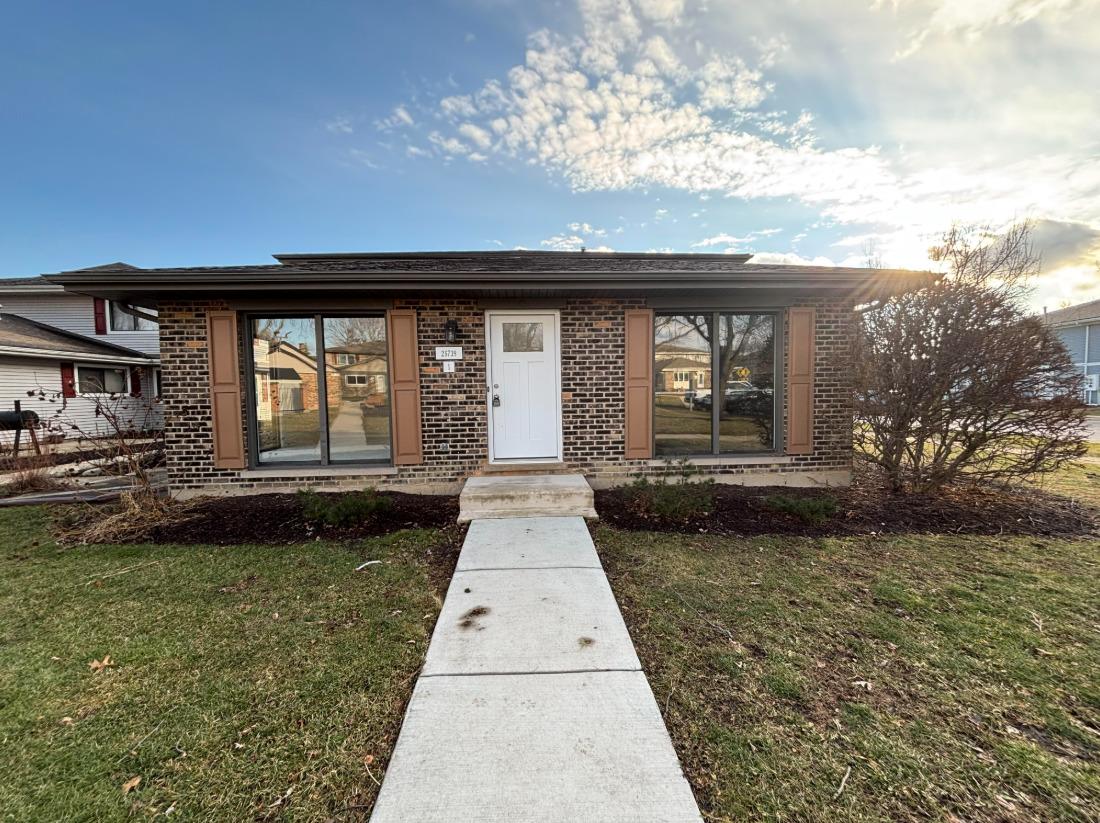 2S739 Winchester Cir. #1, Warrenville, IL 60555