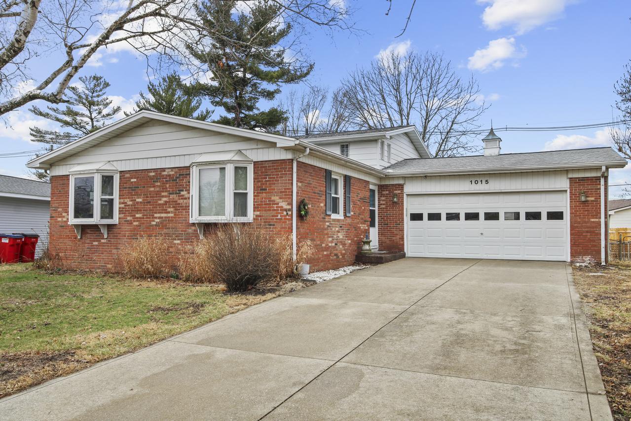 1015 Hollycrest Dr., Champaign, IL 61821