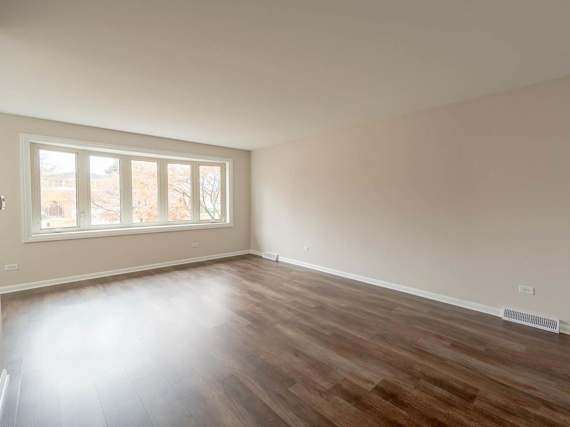 5620 W 99th St., Oak Lawn, IL 60453