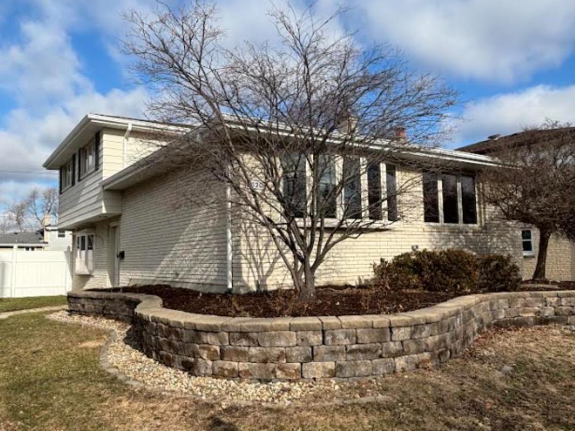 5620 W 99th St., Oak Lawn, IL 60453