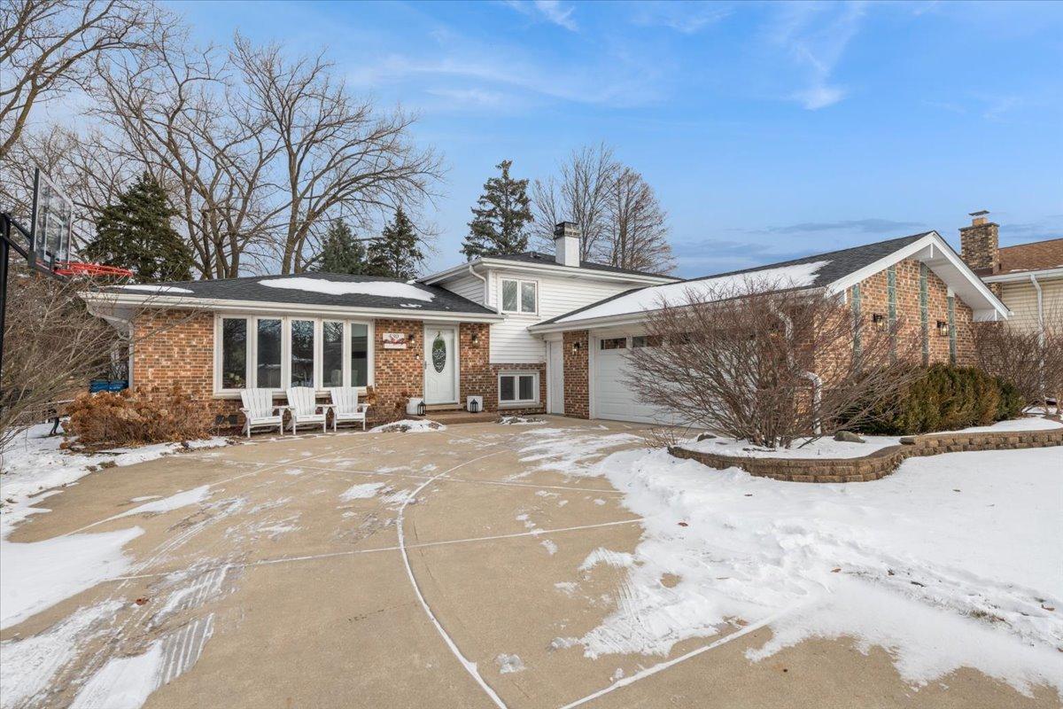 430 Valley View Dr., Downers Grove, IL 60516