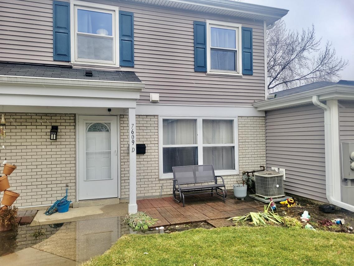 7609 Bristol Ln. #D, Hanover Park, IL 60133