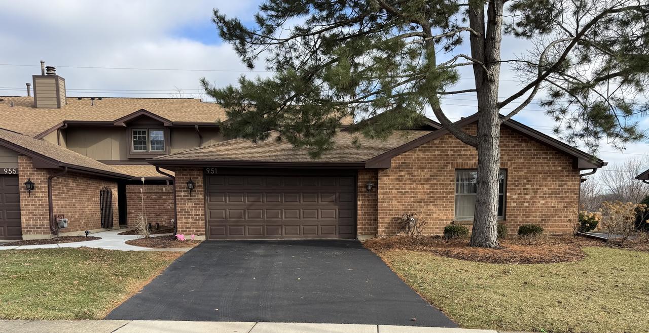 951 Brown Deer Dr., Westmont, IL 60559
