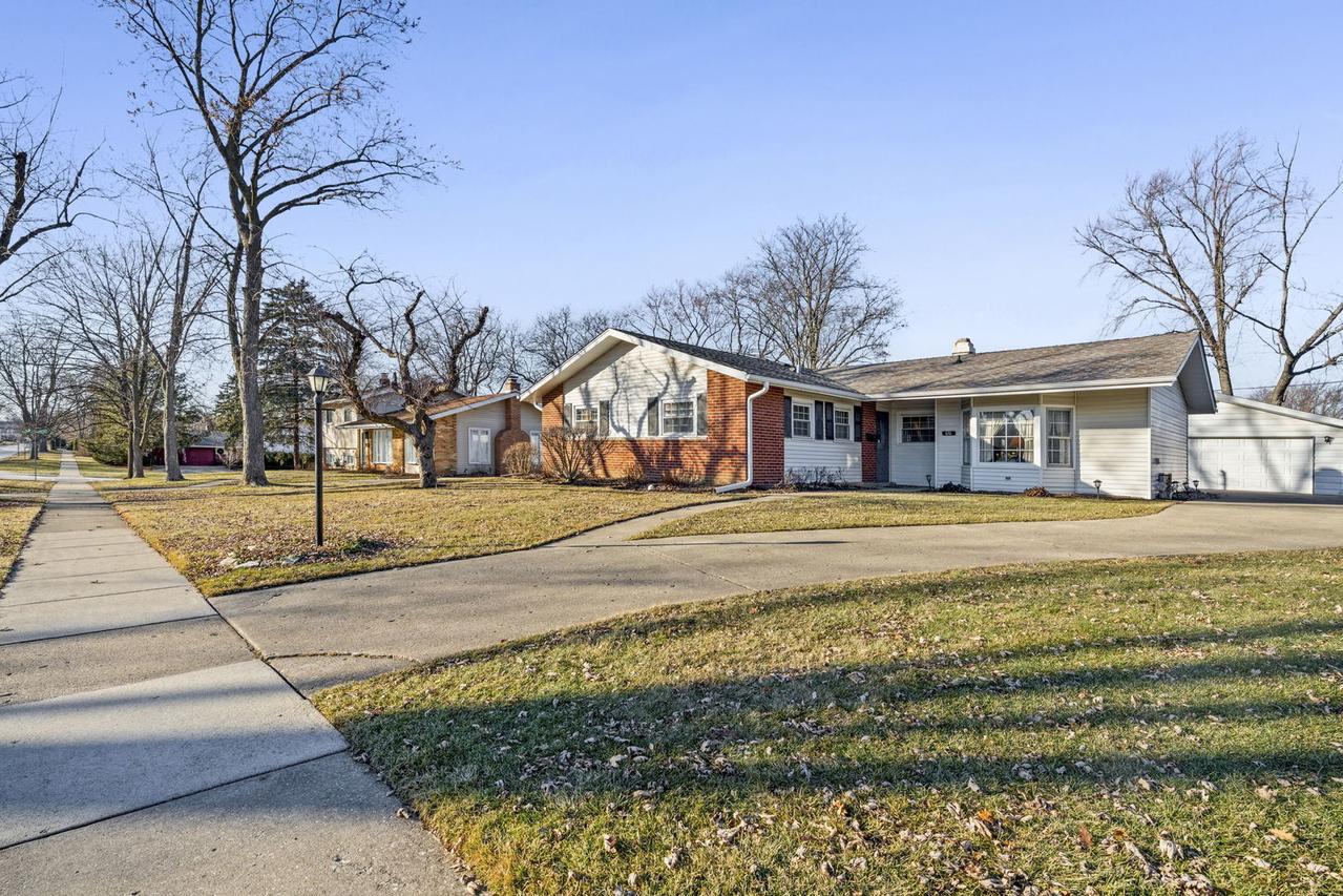 670 Edgemont Ln., Hoffman Estates, IL 60169