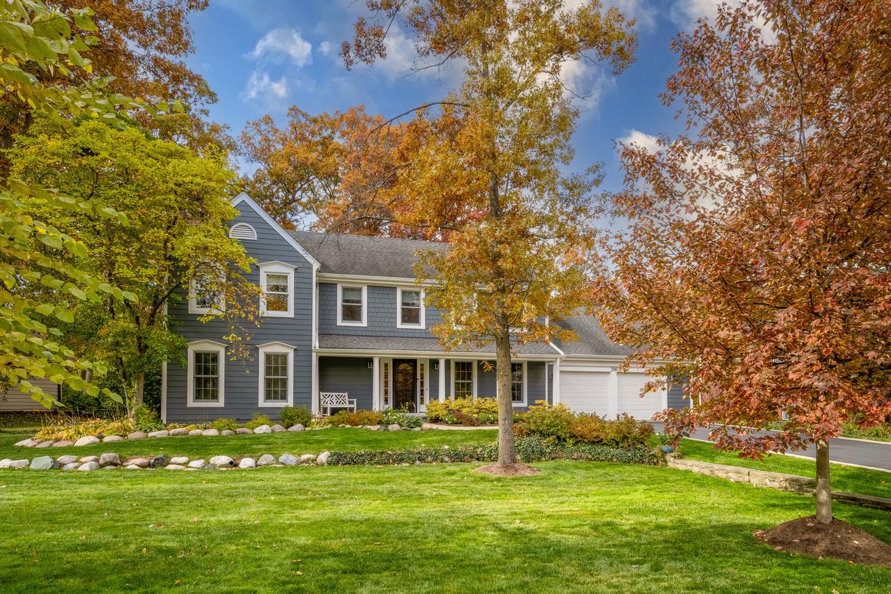 208 Surrey Ln., Lincolnshire, IL 60045