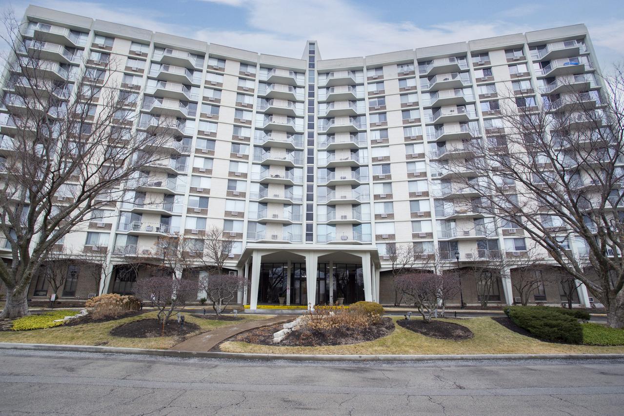 20 N Tower Rd. #12J, Oak Brook, IL 60523