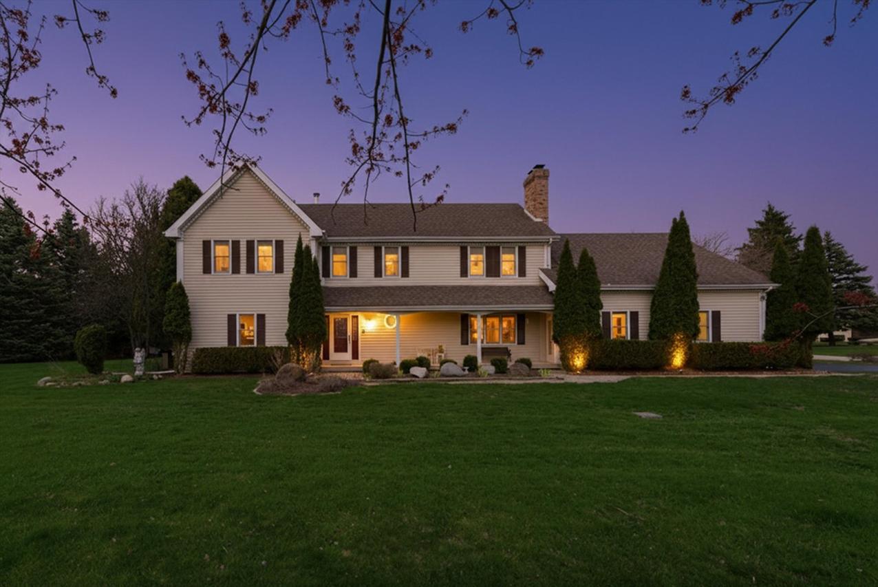 24 Burning Bush Tr., Crystal Lake, IL 60012