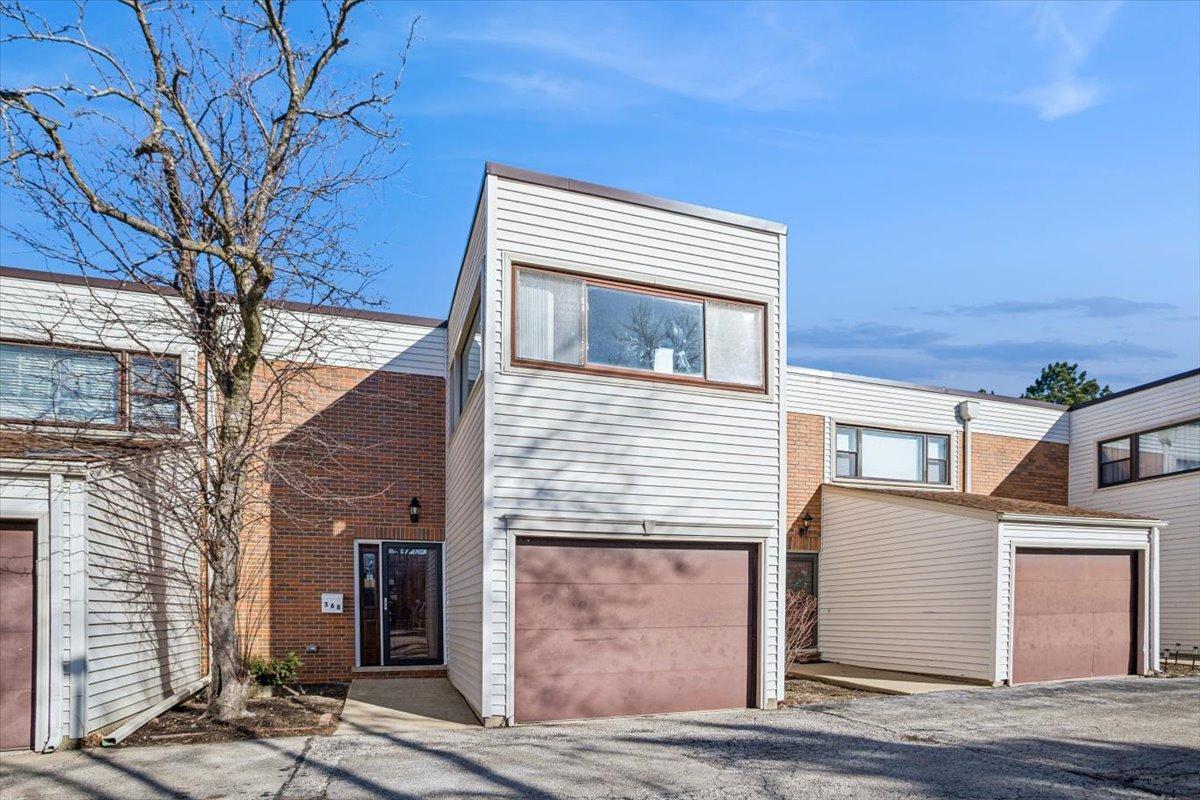 368 Willow Tree Ct., Hoffman Estates, IL 60169