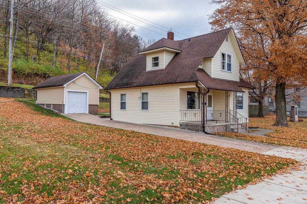 1104 Main St., Savanna, IL 61074