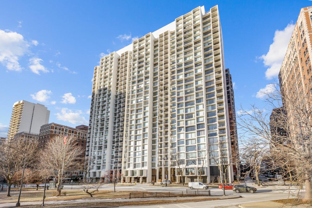 3200 N Lake Shore Dr. #1403, Chicago, IL 60657