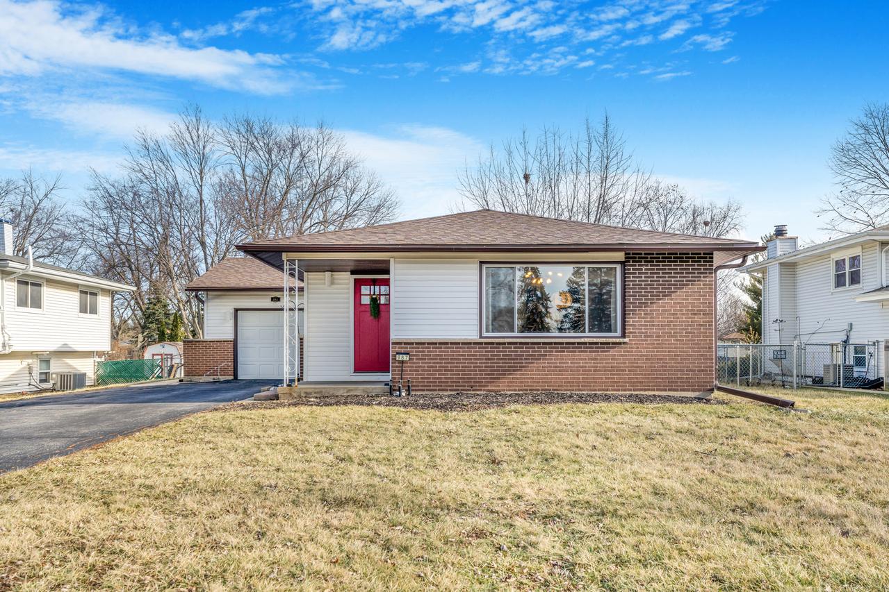 987 Lakewood Dr., Bartlett, IL 60103