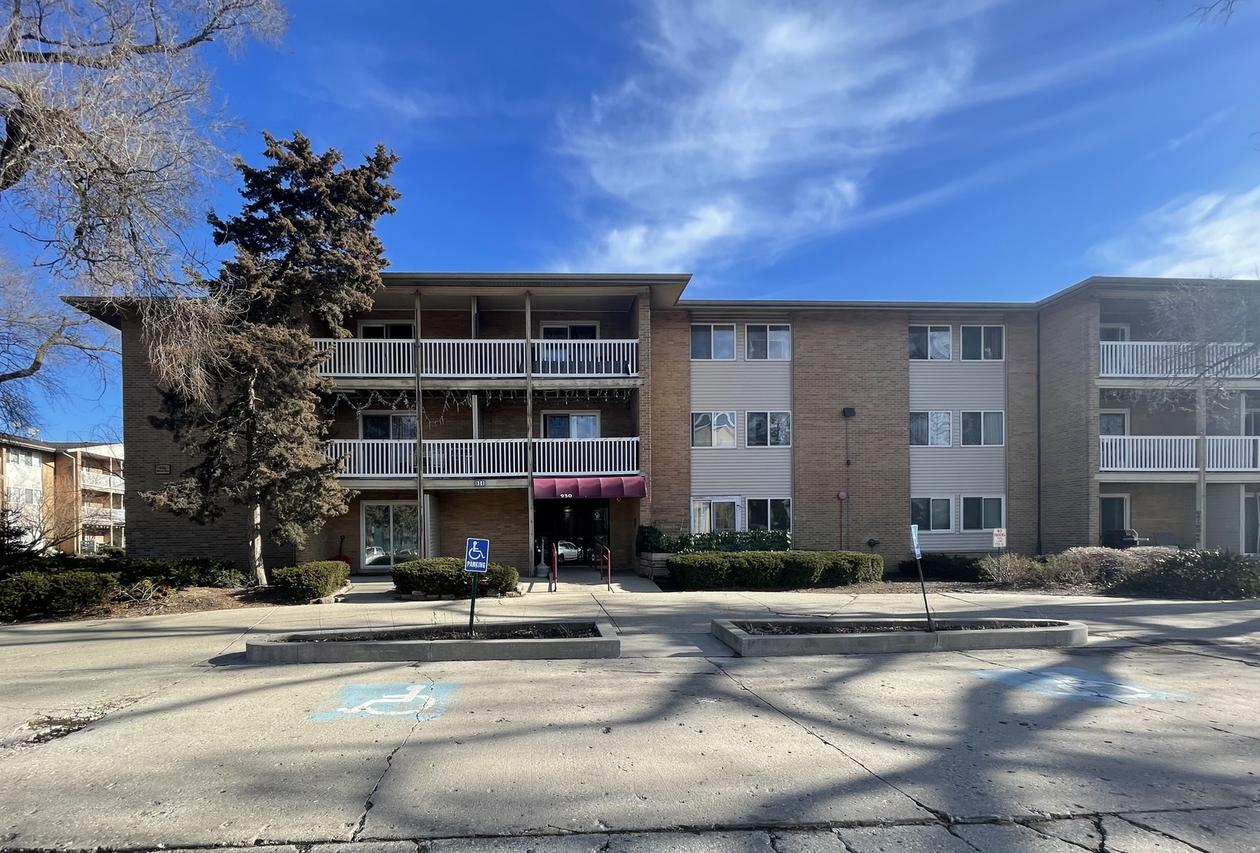 930 Beau Dr. #313, Des Plaines, IL 60016