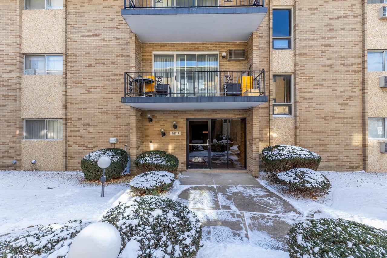 10117 S Cicero Ave. #206, Oak Lawn, IL 60453