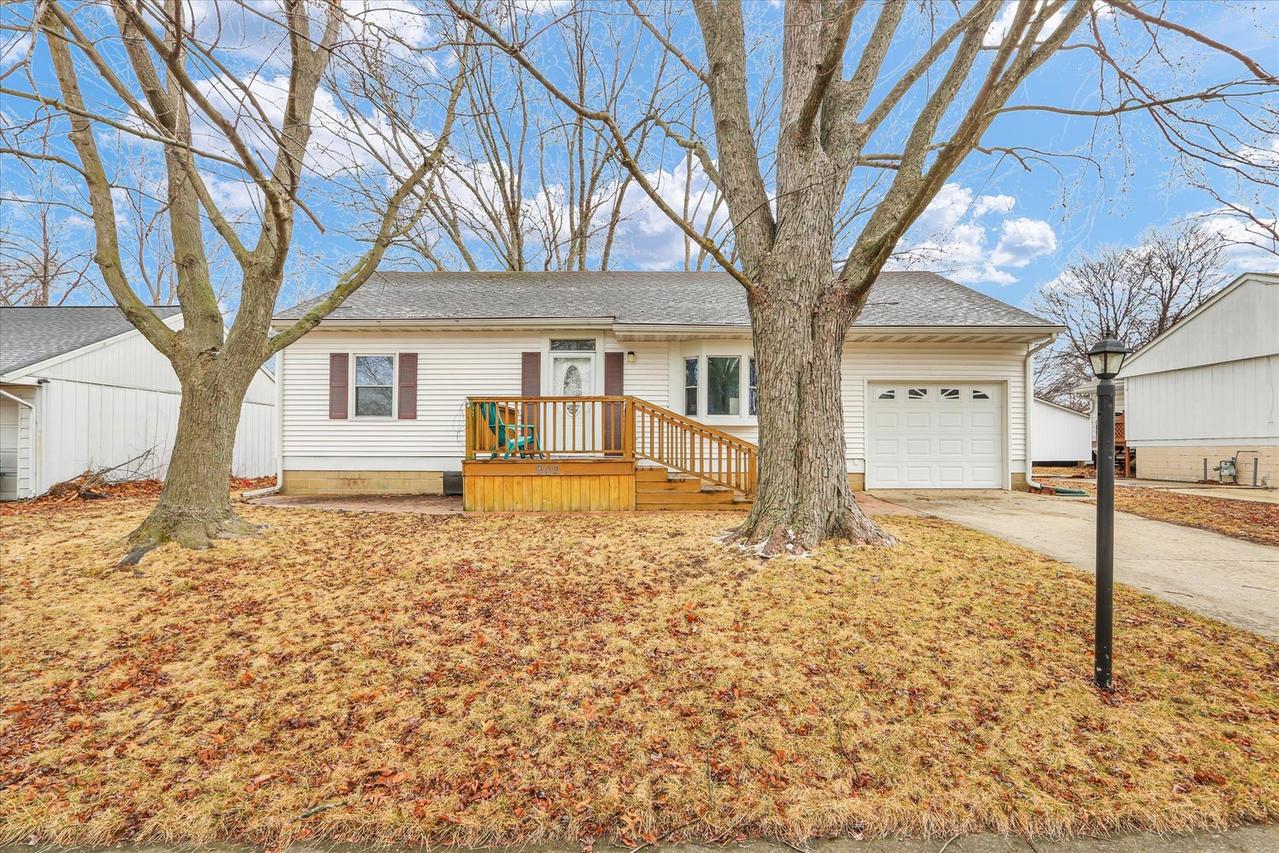 902 Oakcrest Dr., Champaign, IL 61821