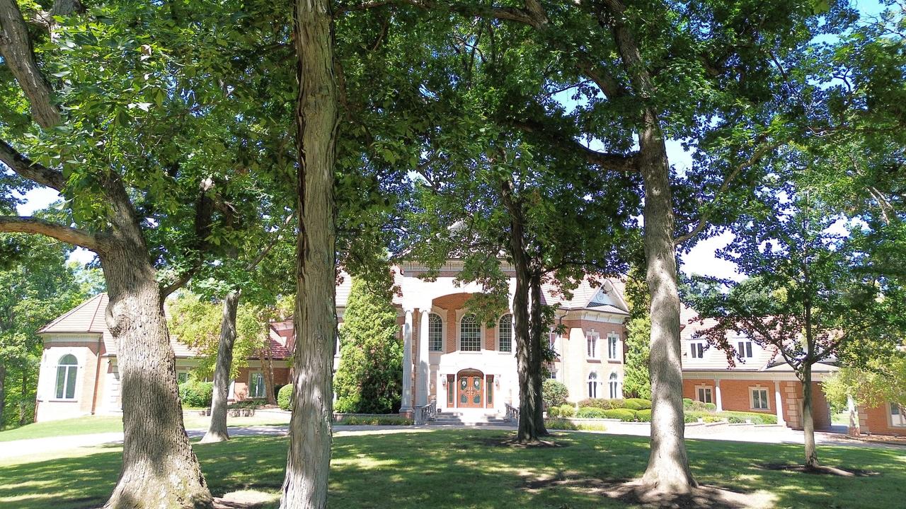 94 Hawthorne Rd., Barrington Hills, IL 60010