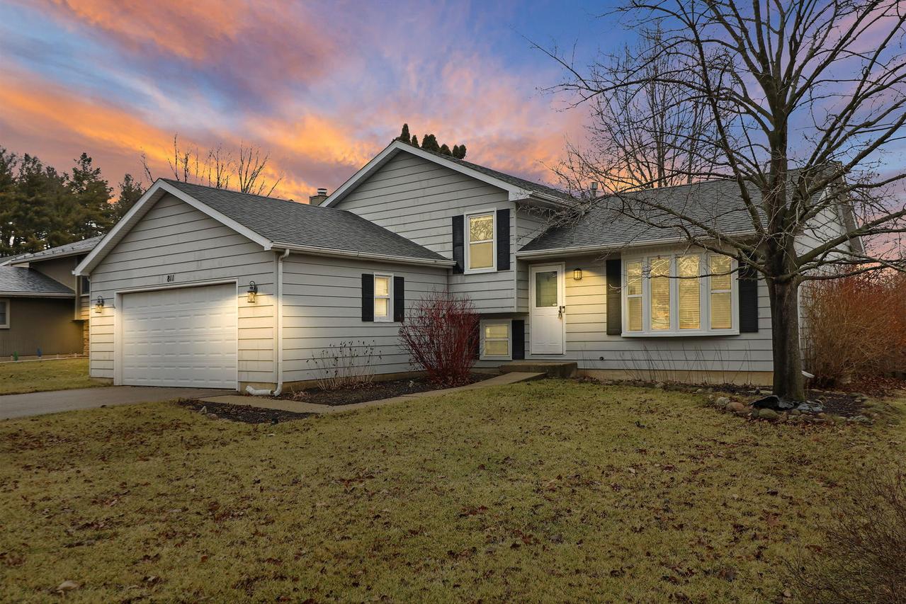 811 N Beck Rd., Lindenhurst, IL 60046