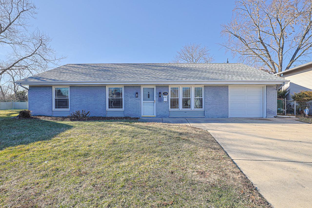 7784 Huntington Cir., Hanover Park, IL 60133