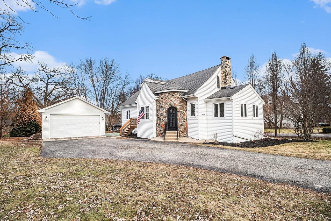 1104 Hillcrest Ave., Fox River Grove, IL 60021