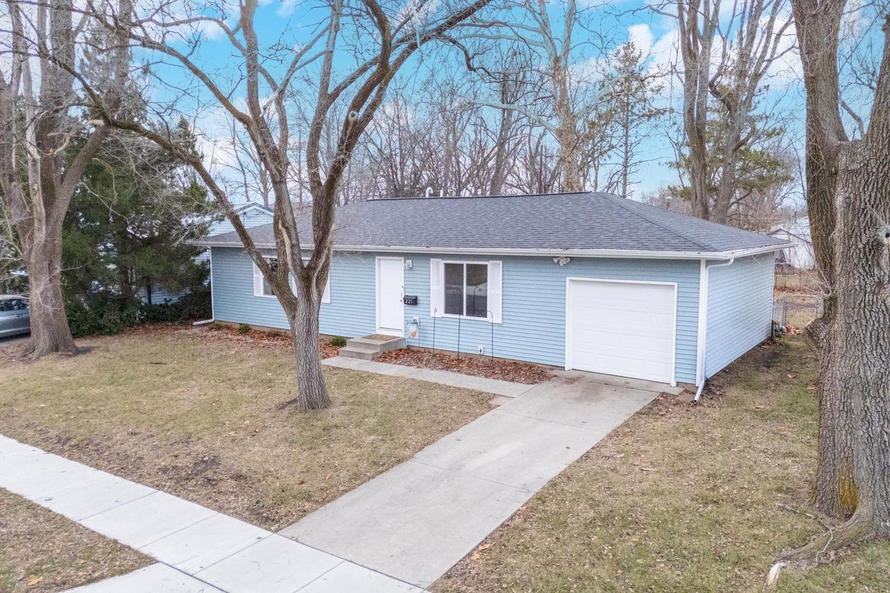 221 Meadowbrook Dr., Bloomington, IL 61701