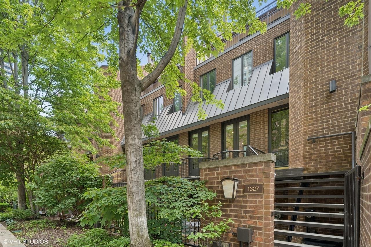 1327 N Sutton Pl., Chicago, IL 60610