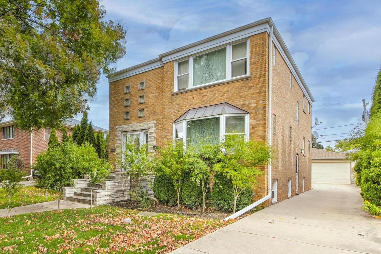 6433 N Drake Ave., Lincolnwood, IL 60712