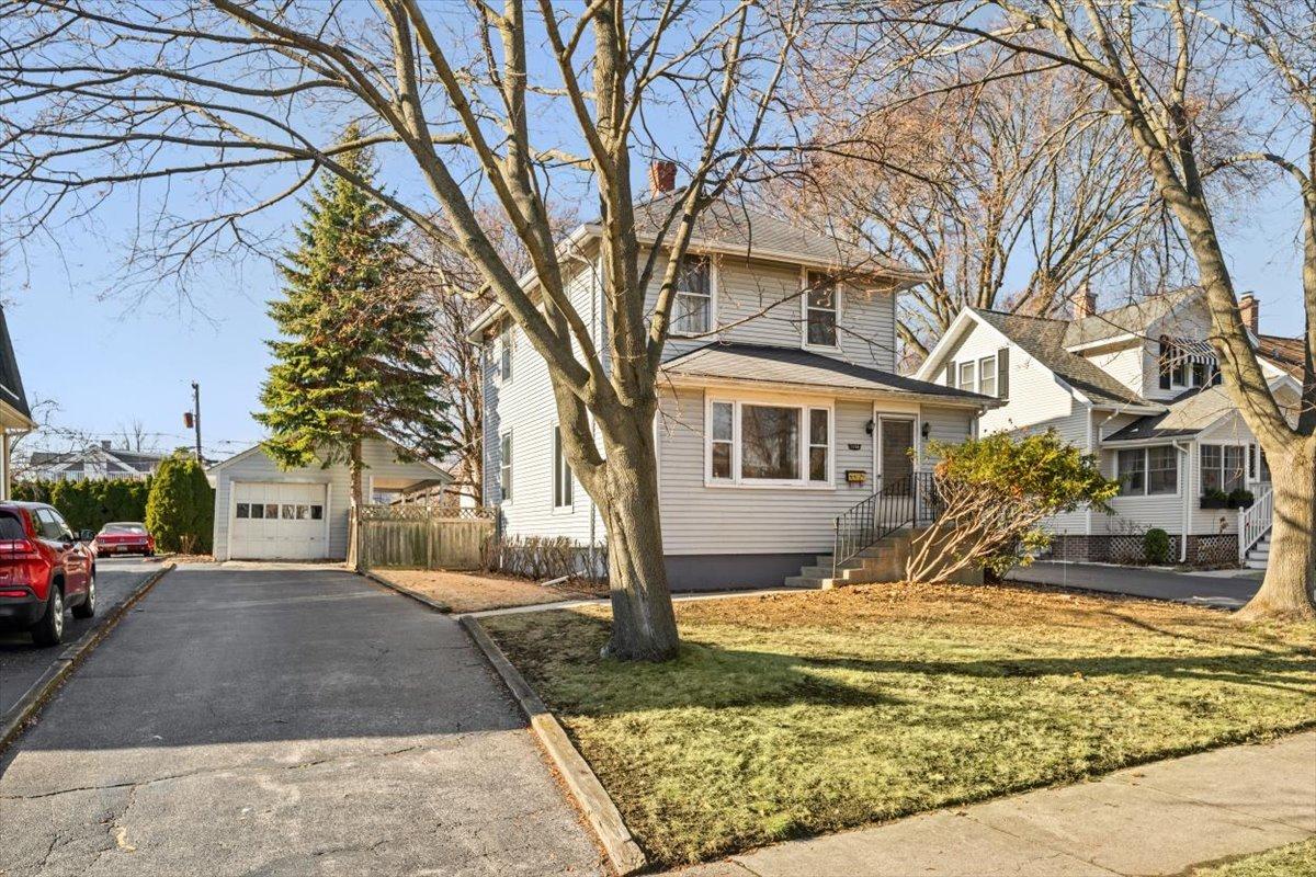 1206 Griffith Rd., Lake Forest, IL 60045