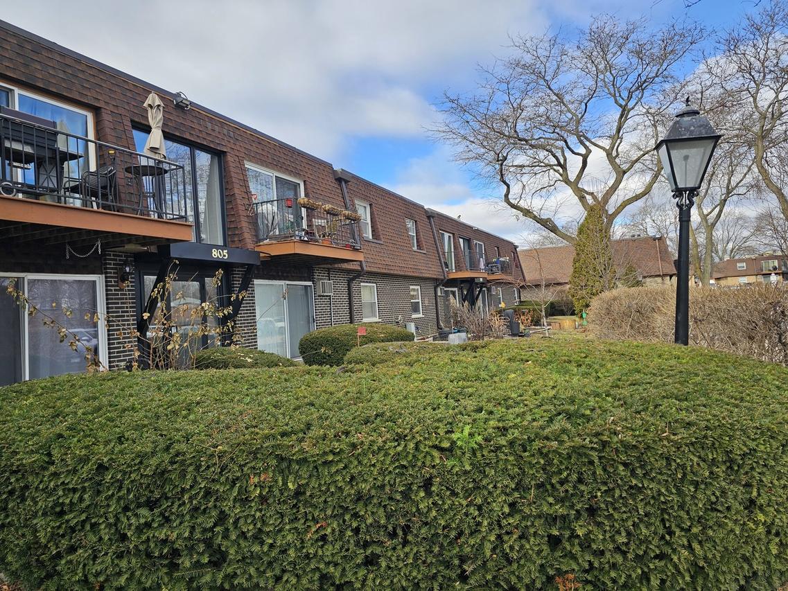 805 Grove Dr. #206, Buffalo Grove, IL 60089