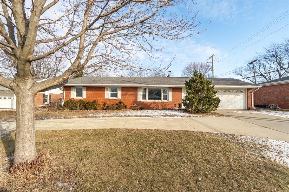 226 Fairway Dr., Bloomington, IL 61701