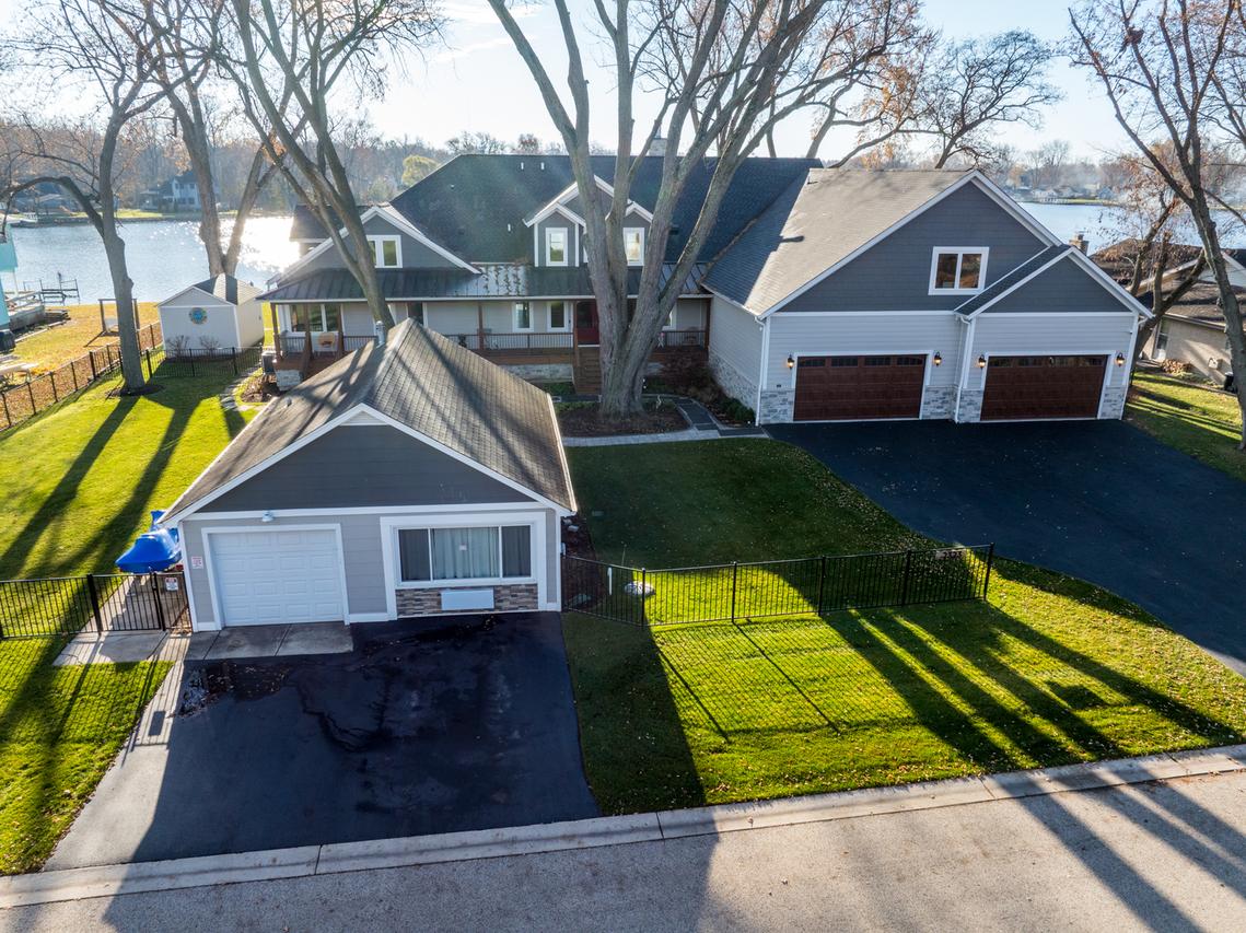 2323 W Fairview Ave., Johnsburg, IL 60051
