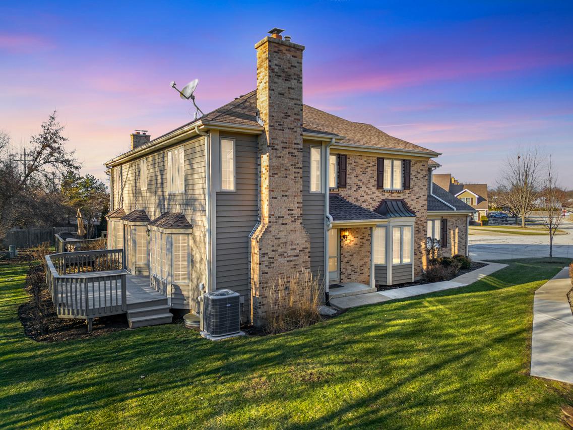 1N020 Prairie Path Ln., Winfield, IL 60190