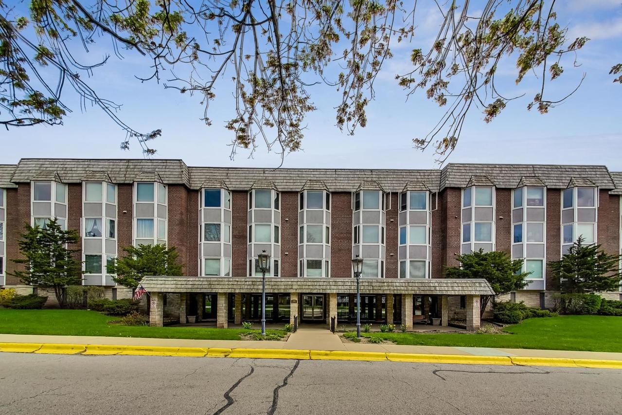 201 Thames Pkwy. #2K, Park Ridge, IL 60068