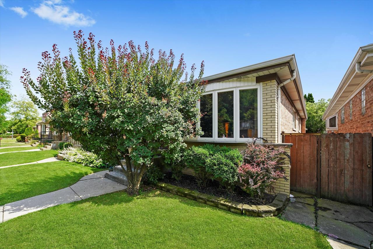 4551 W Foster Ave., Chicago, IL 60630