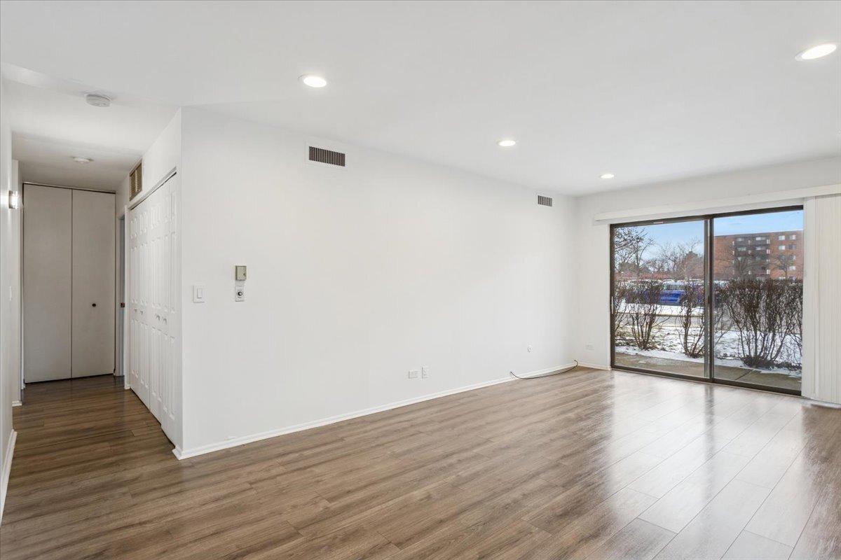 720 Wellington Ave. #113, Elk Grove Village, IL 60007