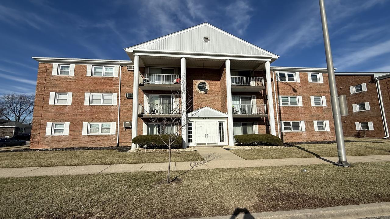 4420 W 111th St. #104, Oak Lawn, IL 60453