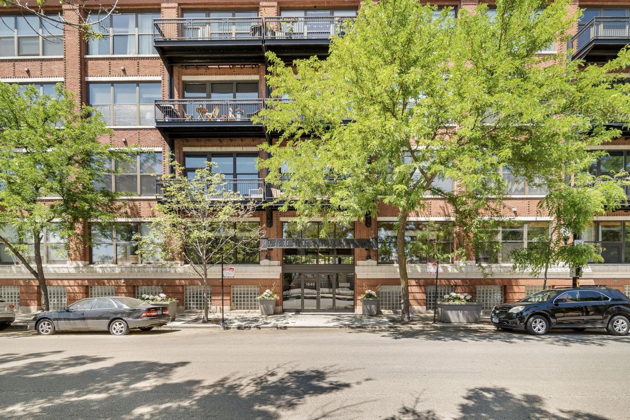 1040 W Adams St. #241, Chicago, IL 60607