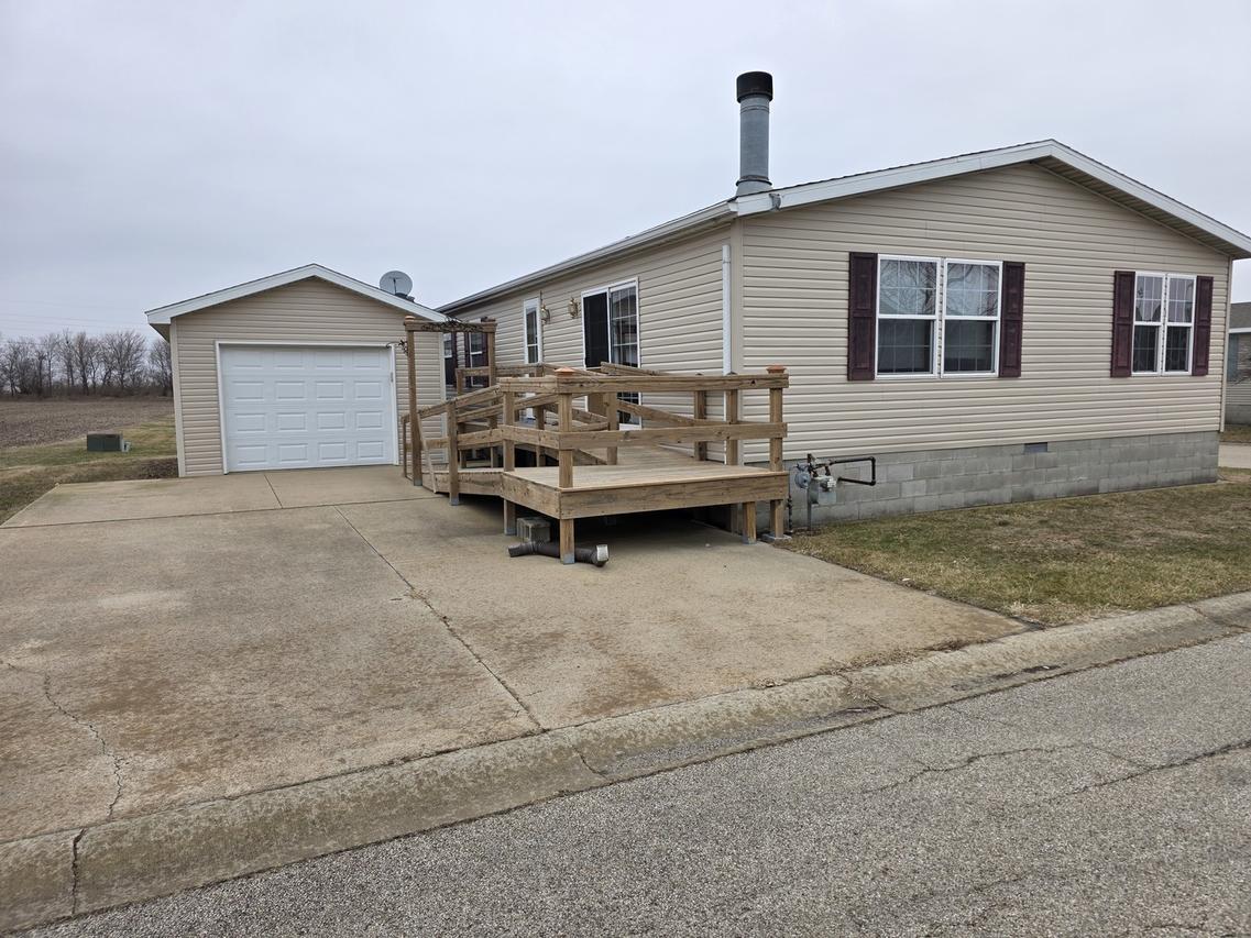 106 Champion Dr., Chenoa, IL 61726