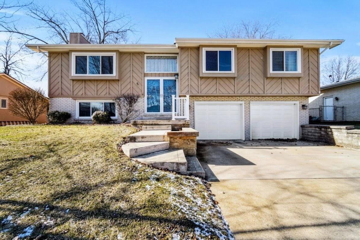 5 Pembrook Cir., Bloomington, IL 61704