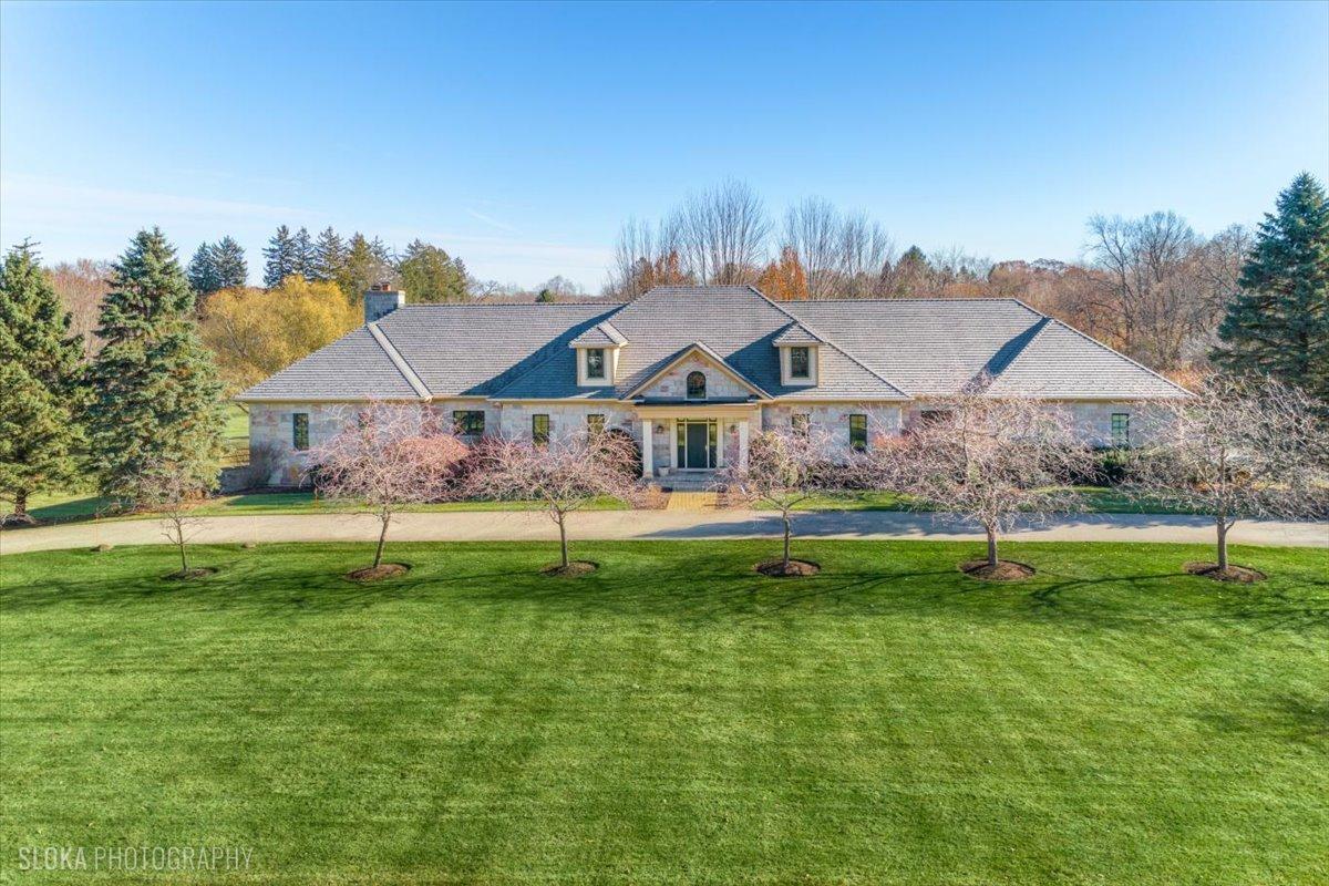 46 Ridge Rd., Barrington Hills, IL 60010