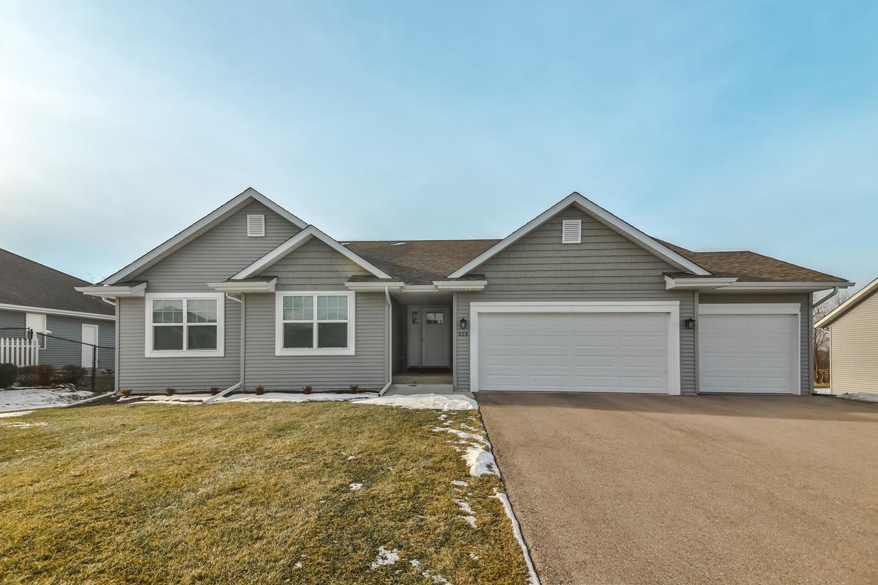 213 English Oak Ln., Poplar Grove, IL 61065