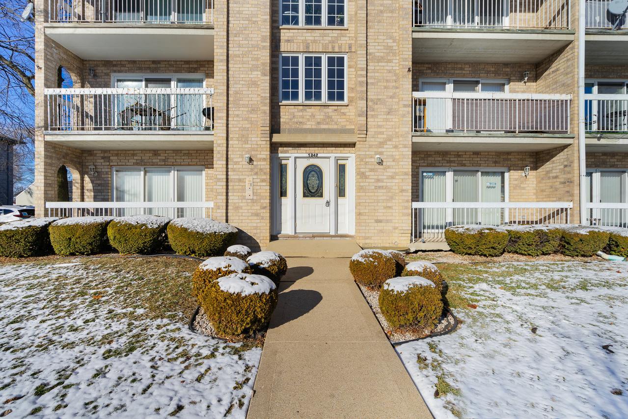 5242 W 79th St. #3D, Burbank, IL 60459