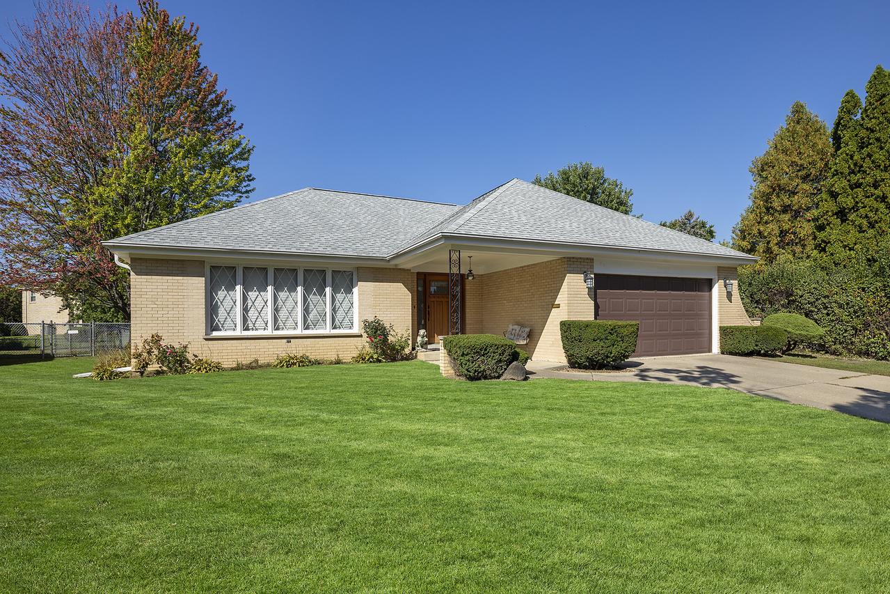 730 Castlewood Ln., Deerfield, IL 60015