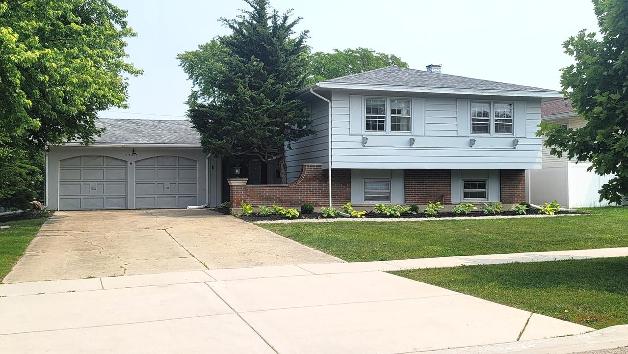 1360 Devonshire Ln., Hoffman Estates, IL 60169