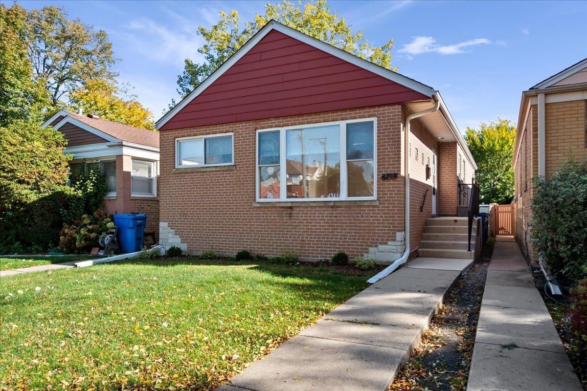 6707 N Whipple St., Chicago, IL 60645